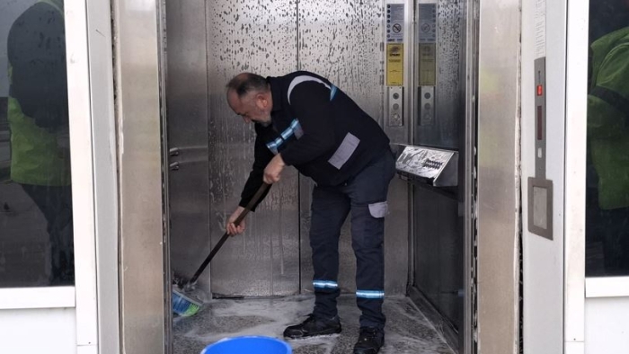 Üst geçit asansörleri Büyükşehir’le tertemiz